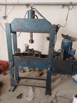 پرس هیدرولیک 30 تن برقی دروازه ایی کارگاهی - مهدی آرمیده - کارخانجات تهران