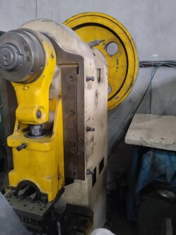 ​​پرس ضربه ایی 63 تن ساخت کشور روسیه - مهدی آرمیده - کارخانجات تهران